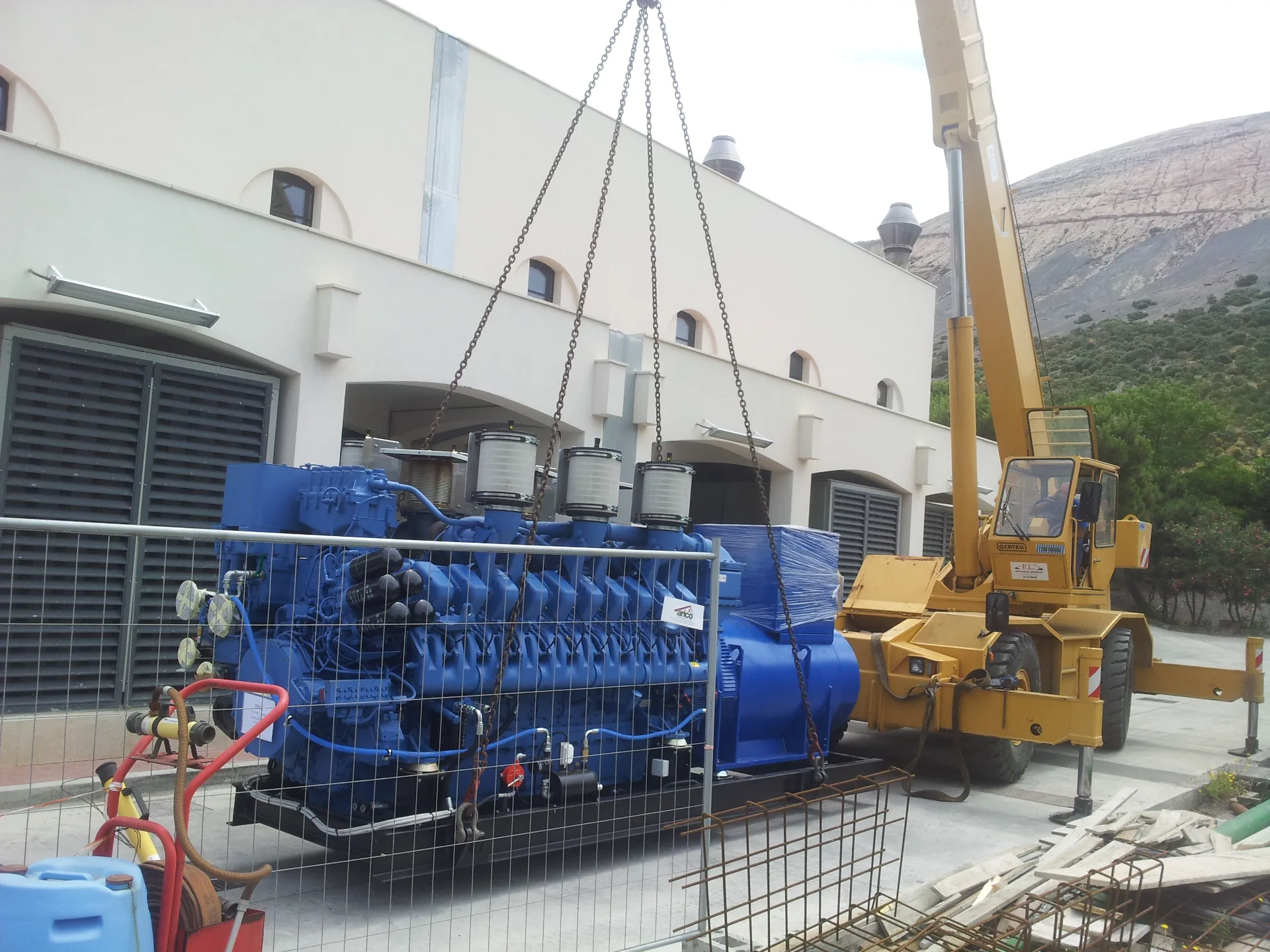 Movimentazione di un gruppo elettrogeno durante l'installazione in un impianto di produzione